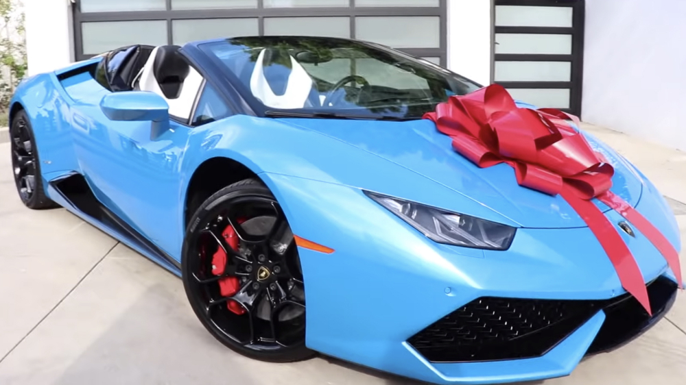 Chiếc siêu xe Lamborghini Huracan LP610-4 Spyder này là một món quà mà Dobrik nhận từ đối tác quảng cáo Chiếc siêu xe Lamborghini Huracan LP610-4 Spyder này là một món quà mà Dobrik nhận từ đối tác quảng cáo
