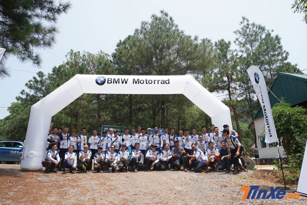Toàn bộ thành viên gia đình BMW Motorrad check-in trước cửa khu vực đào tạo
