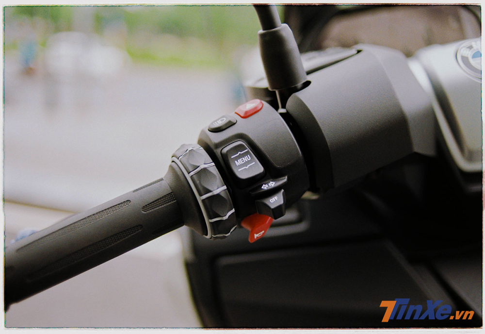 Cụm công tắc điều khiển bên trái cùng vòng Joystick 4 chiều bố trí cạnh tay nắm của xe