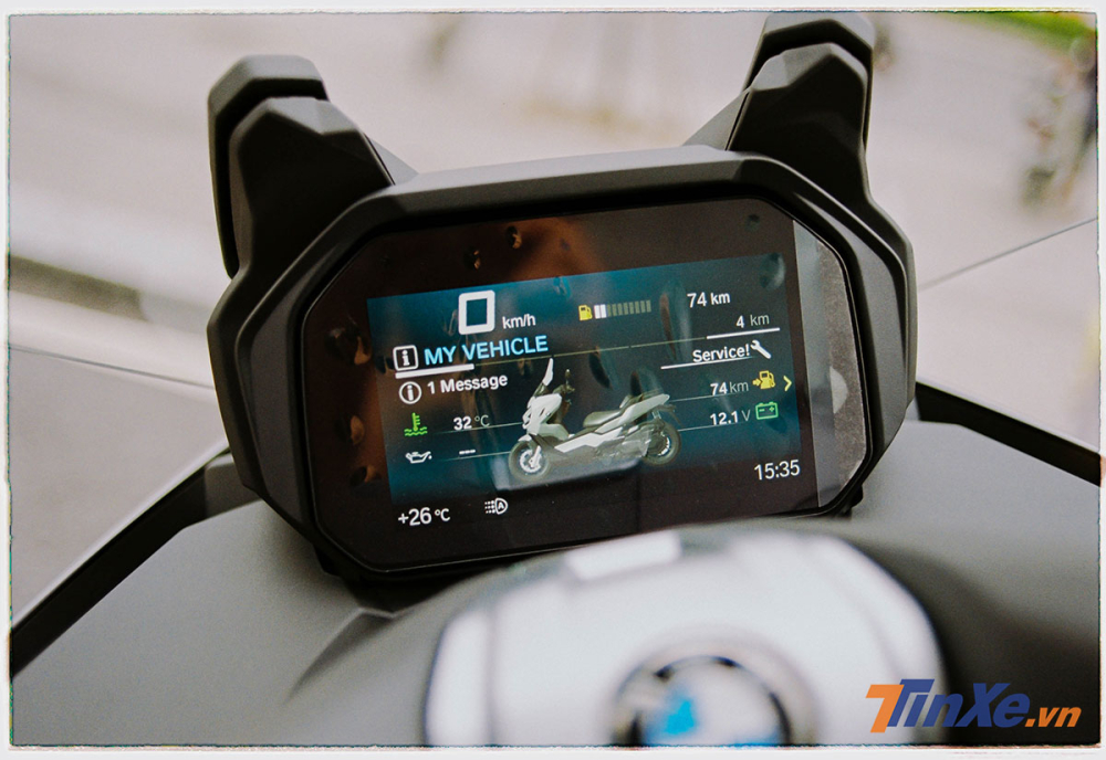 Hàng loạt thông tin cũng như hệ thống điện tử trên xe được hiển thị trên màn hình màu TFT