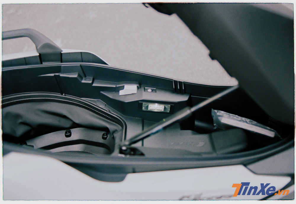 Đèn trợ sáng bố trí bên cạnh lẫy gạt mở rộng cốp xe