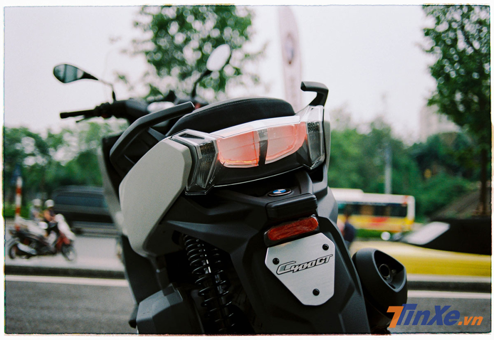 Đèn hậu của xe ứng dụng công nghệ LED nhưng mang thiết kế có phần đơn giản