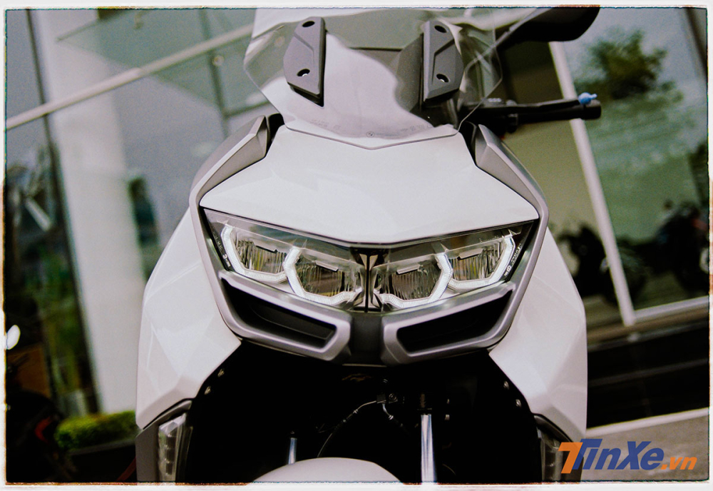 Trực diện đèn pha của BMW C400GT