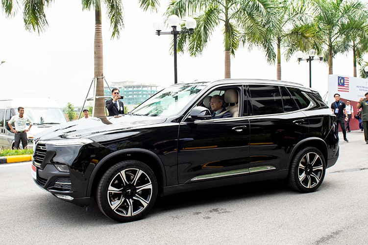 Dù đã 94 tuổi nhưng Thủ tướng Malaysia vẫn hào hứng cầm lái chiếc xe Việt Dù đã 94 tuổi nhưng Thủ tướng Malaysia vẫn hào hứng cầm lái chiếc xe Việt