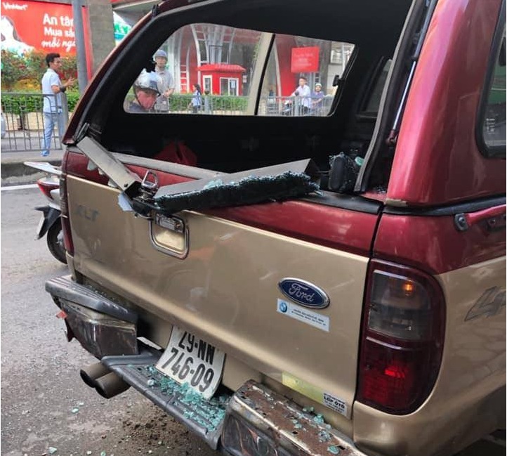 Chiếc xe bán tải bị hư hỏng phần kính hậu tại hiện trường vụ tai nạn