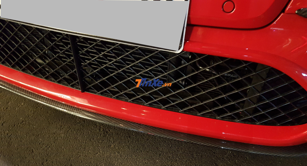 Xe còn có nhiều chi tiết carbon chẳng hạn như cánh lướt gió phía trước Xe còn có nhiều chi tiết carbon chẳng hạn như cánh lướt gió phía trước