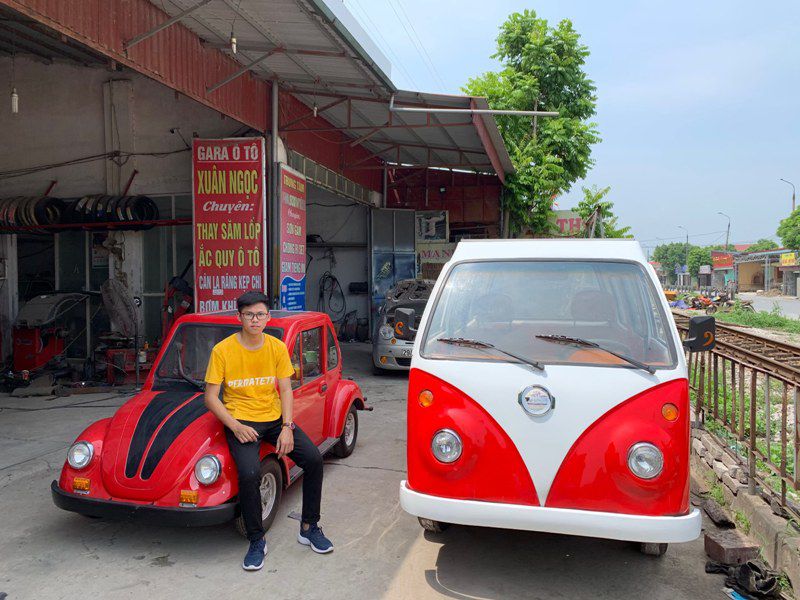 Em Ngô Việt Cường, học sinh lớp 12 tại Nam Định đã lắp ráp thành công hai chiếc xe ô tô chạy điện sử dụng năng lượng mặt trời./