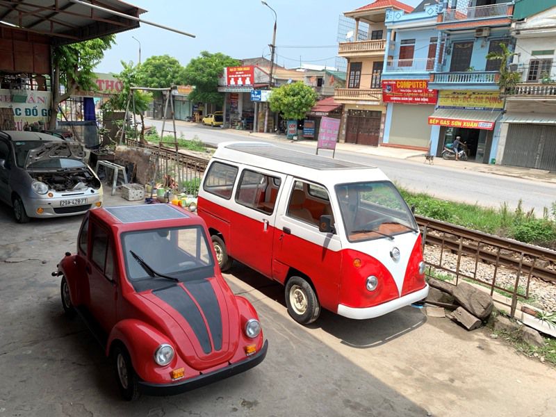 Cặp đôi xe ô tô điện sử dụng năng lượng mặt trời mang kiểu dáng của những chiếc xe Volkswagen,. Cặp đôi xe ô tô điện sử dụng năng lượng mặt trời mang kiểu dáng của những chiếc xe Volkswagen,.