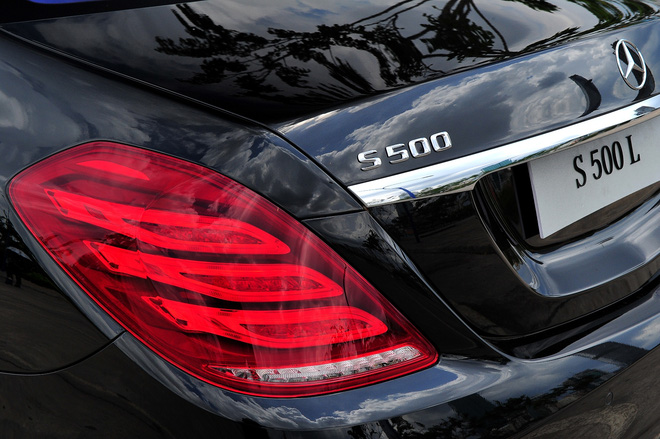 Đi kèm với Mercedes-Benz S500 là một loạt tính năng, công nghệ an toàn Mercedes-Benz S500
