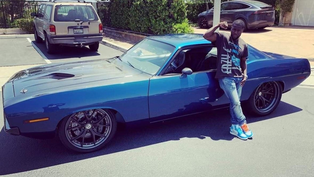 Kevin Hart chụp ảnh cùng chiếc Plymouth Barracuda Kevin Hart chụp ảnh cùng chiếc Plymouth Barracuda