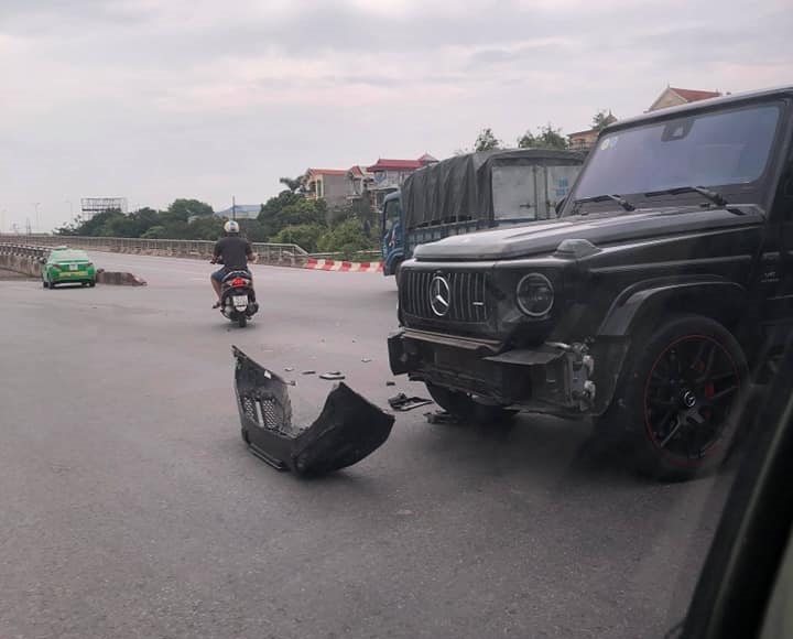 Chiếc SUV hạng sang Mercedes-AMG G63 Edition 1 được cho xảy ra va chạm với một xe ô tô khác Chiếc SUV hạng sang Mercedes-AMG G63 Edition 1 được cho xảy ra va chạm với một xe ô tô khác