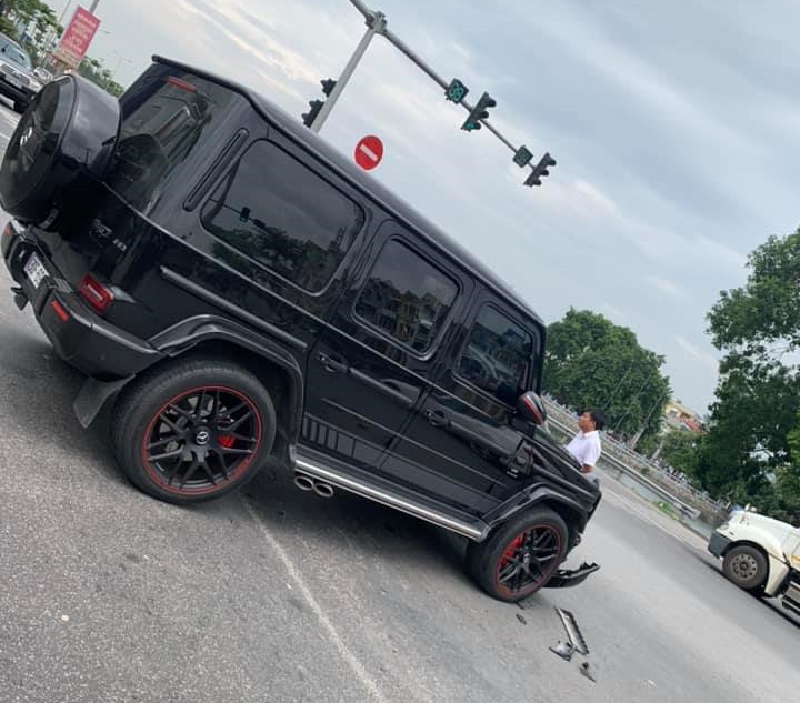 Cản va trước cùng một số mảnh vỡ dàn áo của Mercedes-AMG G63 Edition 1 rơi xuống đường Cản va trước cùng một số mảnh vỡ dàn áo của Mercedes-AMG G63 Edition 1 rơi xuống đường