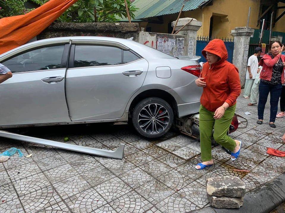 Chiếc xe ô tô bung vỏ, xe máy nằm kẹt dưới gầm