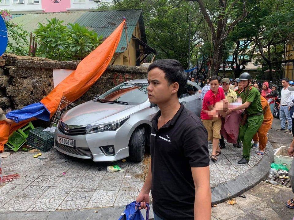 Người dân kết hợp với lực lượng công an đưa người bị nạn đi cấp cứu