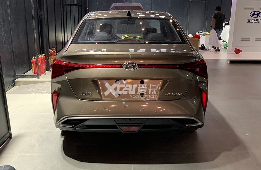 Cụm đèn hậu nối liền theo phong cách của Hyundai Sonata và Lafesta nhưng không đẹp bằng Cụm đèn hậu nối liền theo phong cách của Hyundai Sonata và Lafesta nhưng không đẹp bằng