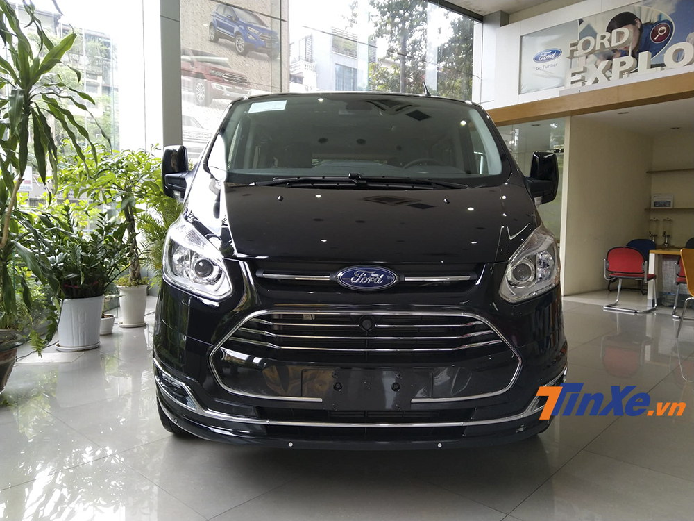 Ford Tourneo có thiết kế ngoại thất được thừa hưởng khá nhiều từ những người anh em như Ford Transit, Ford Ecosport.