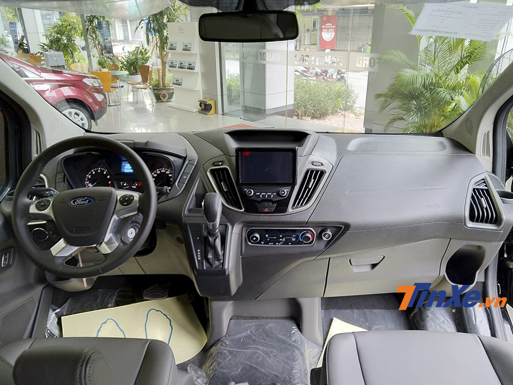 Nội thất bên trong Ford Tourneo không quá ấn tượng nhưng đầy đủ các tiện nghi cơ bản để phục vụ hành khách trên xe.