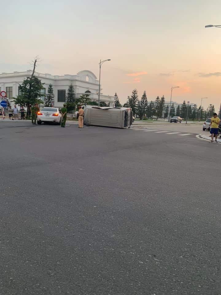 Lực lượng chức năng có mặt tại hiện trường vụ tai nạn Lực lượng chức năng có mặt tại hiện trường vụ tai nạn