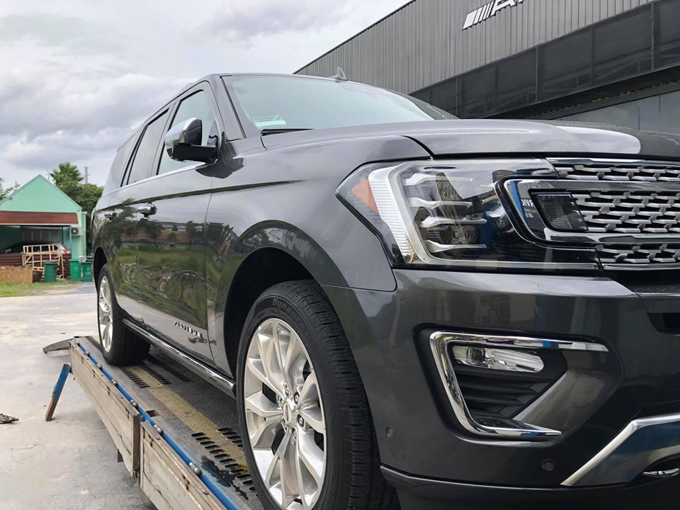 Ford Expedition thế hệ mới mang trên mình nhiều đường nét vuông vức, góc cạnh có phần hầm hố Ford Expedition thế hệ mới mang trên mình nhiều đường nét vuông vức, góc cạnh có phần hầm hố