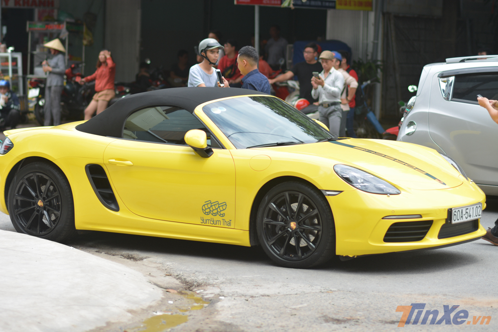 Một chiếc xe thể thao Porsche Boxster màu vàng rực cũng xuất hiện cùng đoàn siêu xe di chuyển lên Đà Lạt.