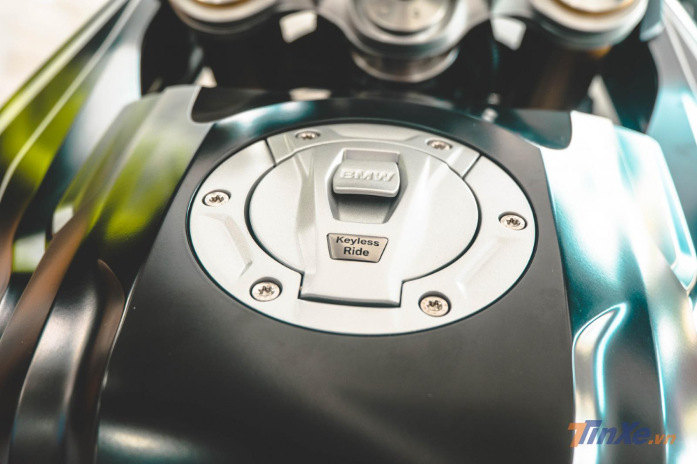 Khóa xăng không cần chìa hiện đại trên bình xăng của BMW F850 GS 2019 Khóa xăng không cần chìa hiện đại trên bình xăng của BMW F850 GS 2019
