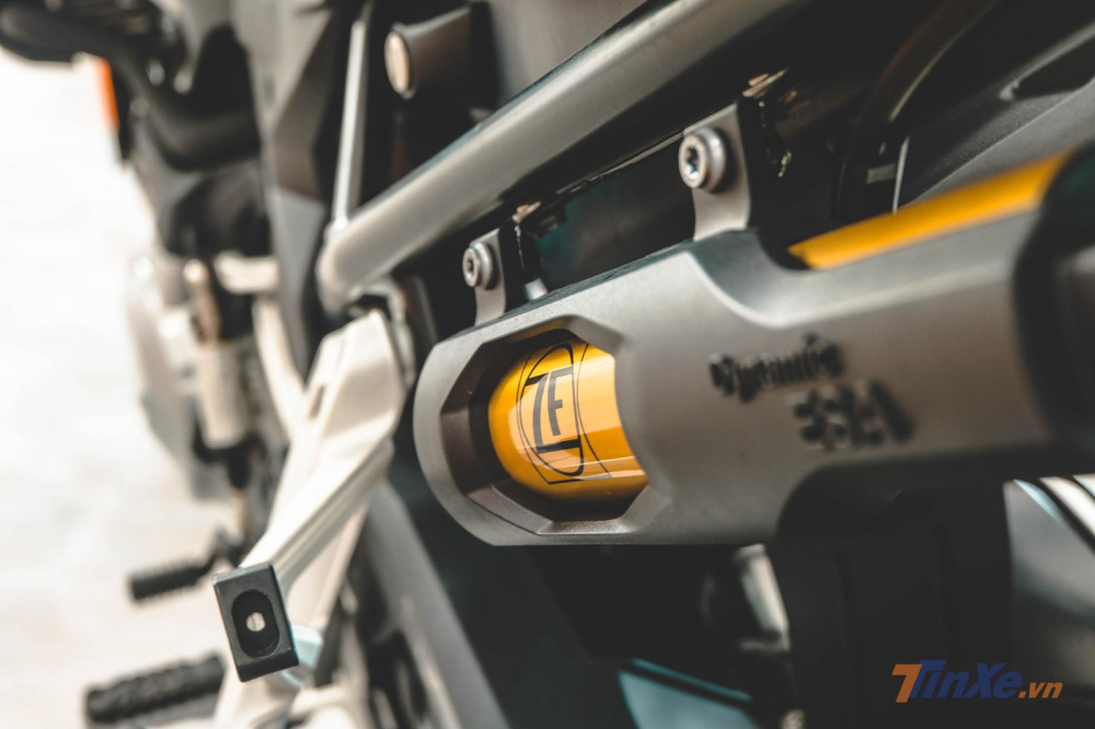 Điểm nổi bật trên mẫu xe mới chính là bộ phuộc đỉnh cao ZF có khả năng tăng chỉnh và tự cân bằng điện một cách tuyệt vời. Chiều cao yên xe có thể điều chỉnh được từ 815 đến 890mm. Điểm nổi bật trên mẫu xe mới chính là bộ phuộc đỉnh cao ZF có khả năng tăng chỉnh và tự cân bằng điện một cách tuyệt vời. Chiều cao yên xe có thể điều chỉnh được từ 815 đến 890mm.