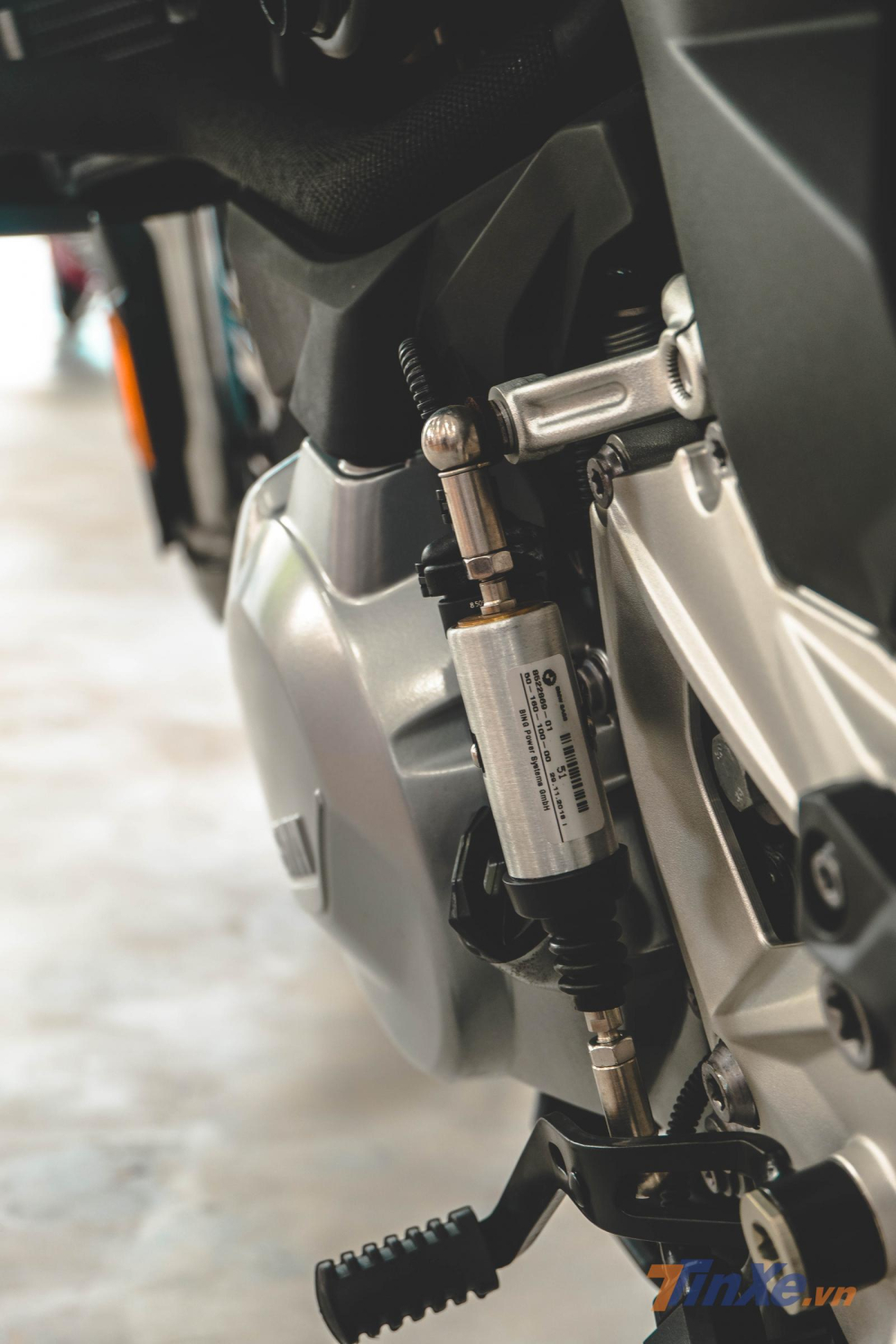 Xe còn sở hữu bộ Quick Shift 2 chiều giúp việc sang số nhanh nhẹ nhàng và mượt mà hơn Xe còn sở hữu bộ Quick Shift 2 chiều giúp việc sang số nhanh nhẹ nhàng và mượt mà hơn