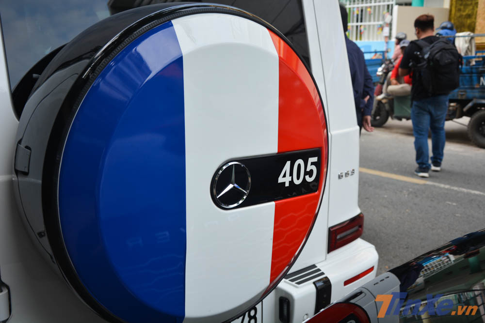 Riêng phần bánh xe dự phòng phía sau của Mercedes-AMG G63 Edition 1 không chỉ còn màu trắng