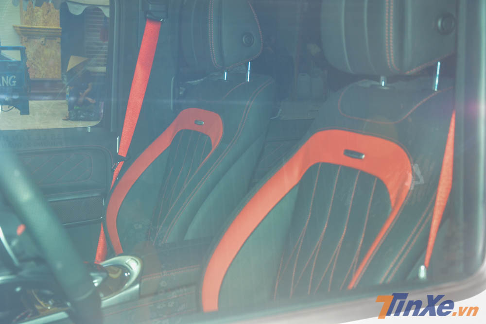 Nội thất chiếc Mercedes-AMG G63 Edition 1 của Minh Nhựa sở hữu màu đen với các điểm nhấn màu đỏ.