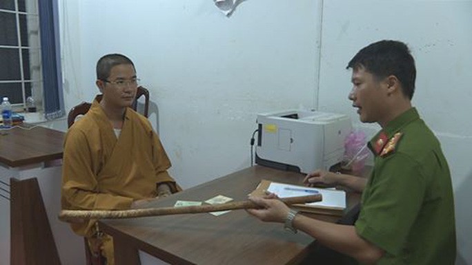 Thầy chùa bị đưa về cơ quan công an cùng hung khí Thầy chùa bị đưa về cơ quan công an cùng hung khí