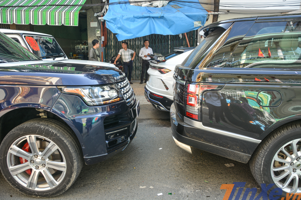 Doanh nhân 8X này đã nhờ bạn bè cho mượn xe Range Rover để mang đến buổi rước dâu đình đám cho con gái rượu