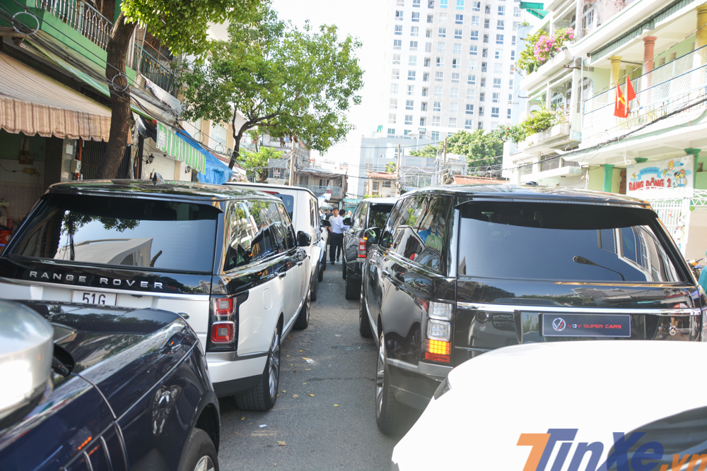  Range Rover Autobiography LWB 2018 của Minh Nhựa và đỗ kế bên là Range Rover SVAutobiography