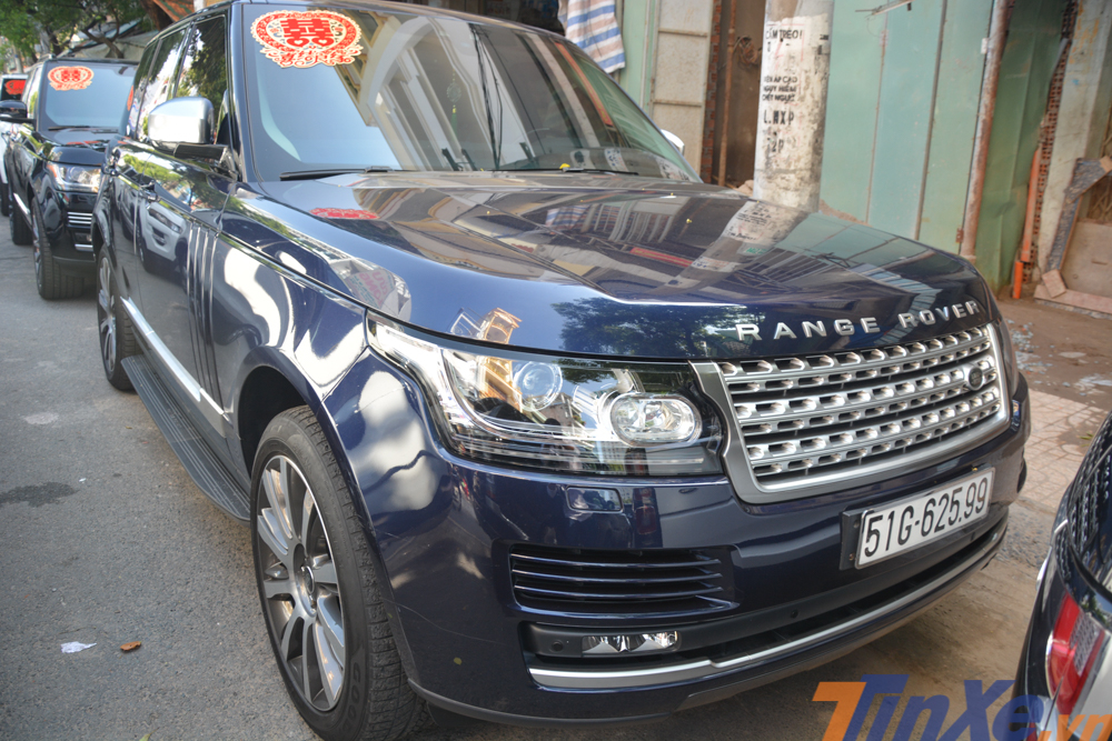 Một chiếc xế lạ Range Rover Vogue xuất hiện trong đoàn xe đưa dâu của con gái Minh Nhựa.