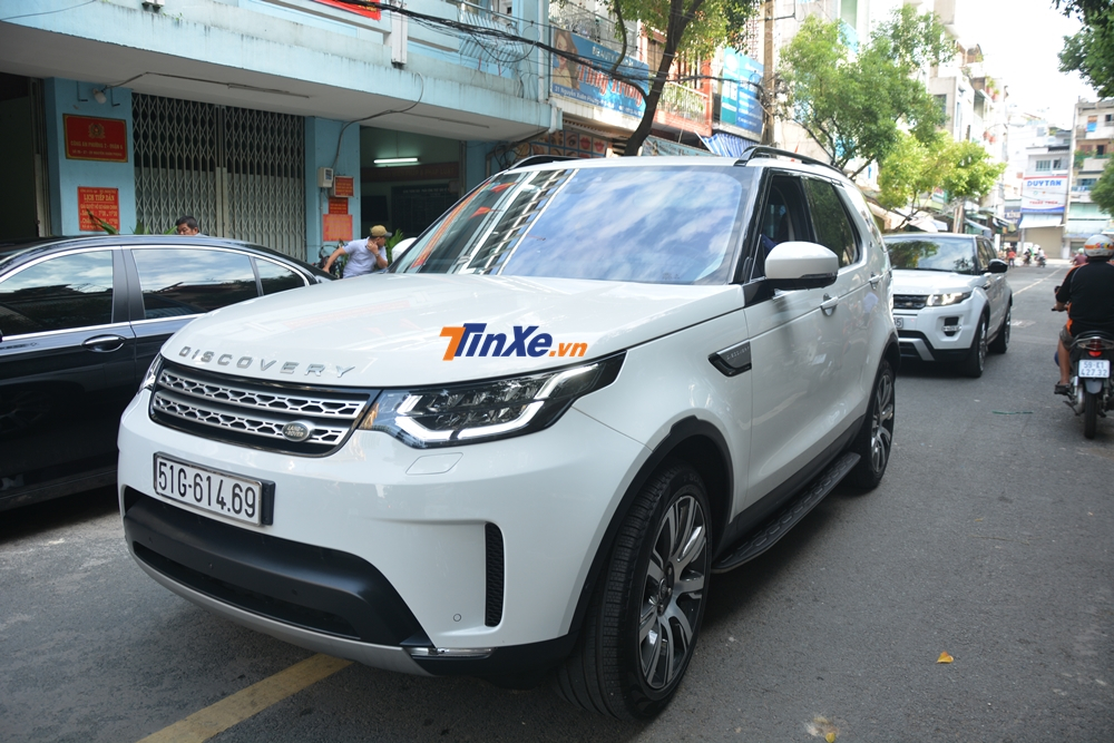 Phía sau mẫu xe Land Rover Discovery 2018 là chiếc Range Rover Evoque