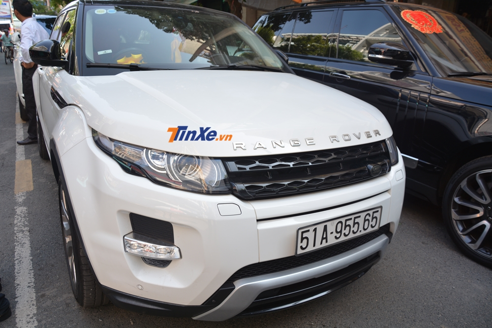 Range Rover Evoque này thuộc phiên bản cũ, mẫu SUV hạng sang này từng có giá bán khoảng 2,5 tỷ đồng cho bản tiêu chuẩn