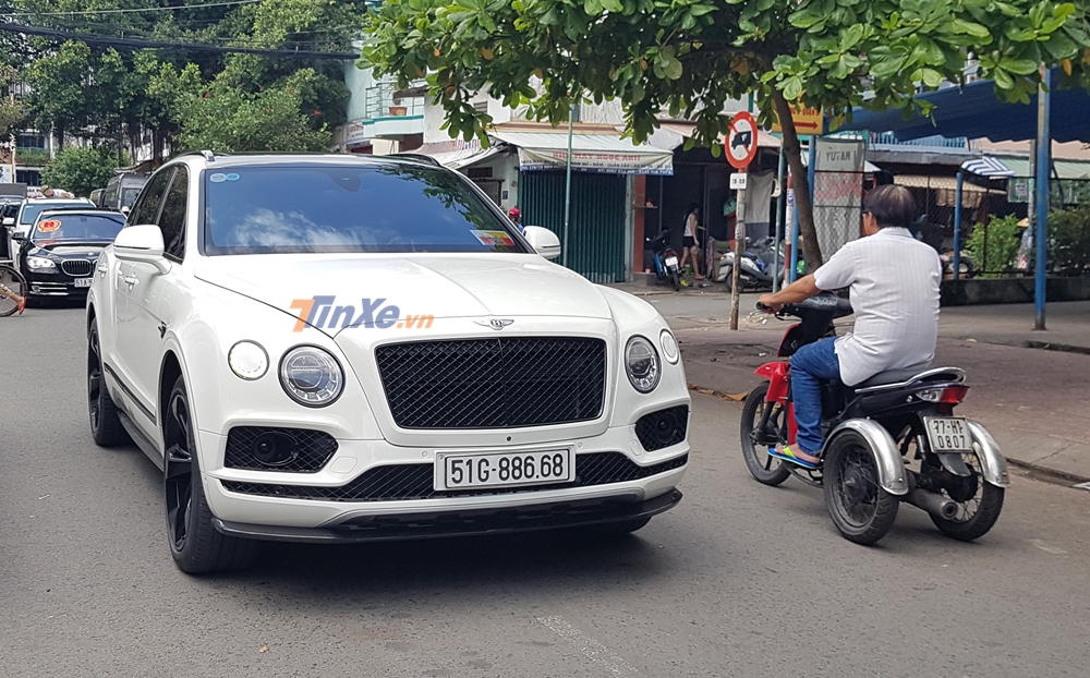 Nếu thuộc bản giới hạn, Bentley Bentayga First Edition đắt hơn bản tiêu chuẩn đến 68.300 USD, tương đương 1,55 tỷ đồng. Tuy nhiên, ai làm chủ nhân mẫu SUV siêu sang này còn sẽ được hãng xe Anh quốc, Bentley tặng đồng hồ Breitling với 3 phiên bản, trị giá từ 10.000 - 21.000 USD hay 224 triệu đến 470 triệu đồng.
