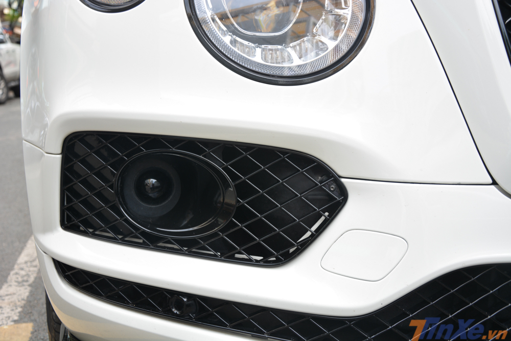 Sức mạnh được truyền tới cả 4 bánh thông qua hộp số tự động 8 cấp, nhờ đó, Bentley Bentayga có thể tăng tốc từ vị trí xuất phát lên 96 km/h trong thời gian 4,1 giây trước khi đạt vận tốc tối đa 301 km/h.