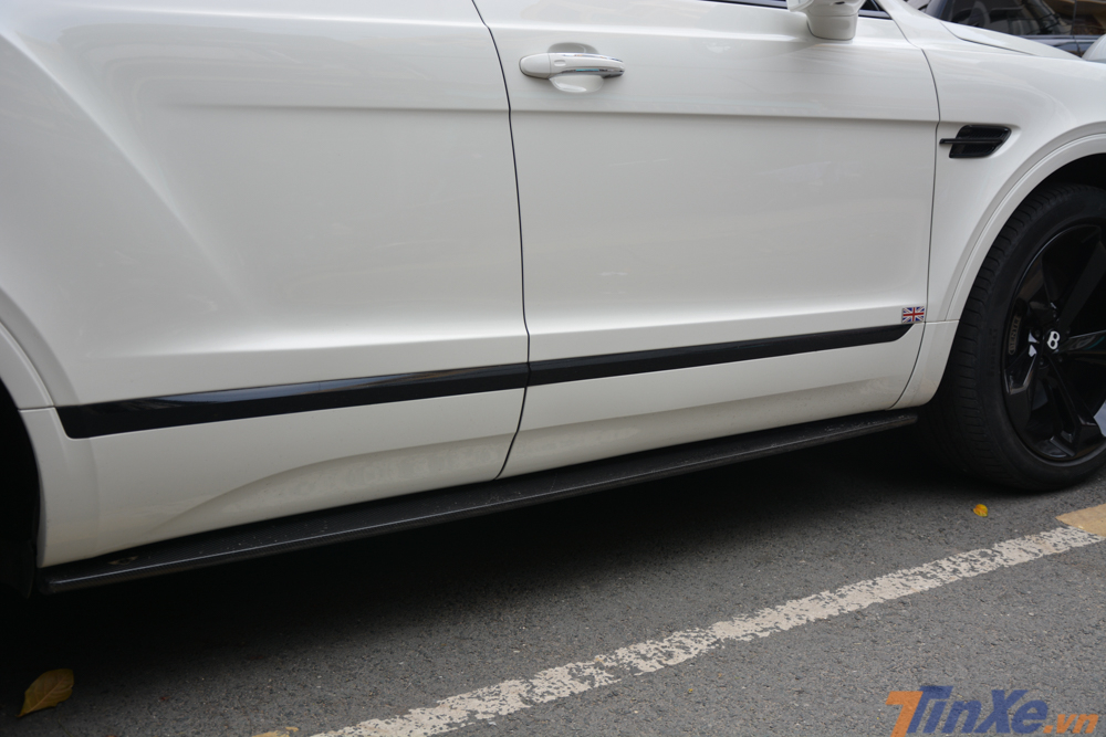 Tương tự là nẹp sườn mới bên hông xe cũng bằng sợi carbon