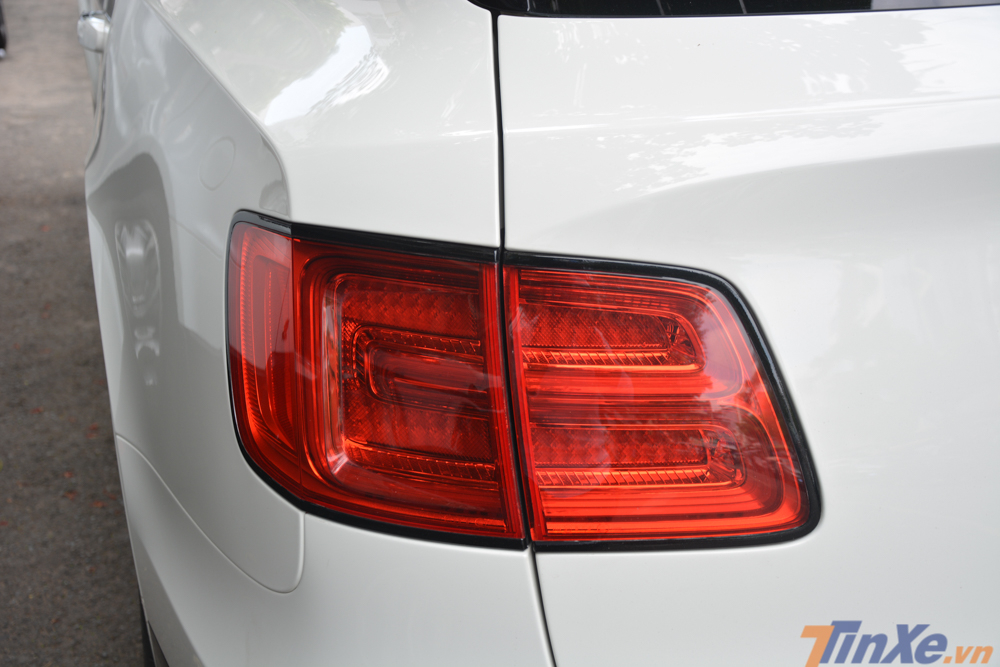 Đèn hậu của Bentley Bentayga thiết kế cách điệu theo hình chữ B, cũng là logo chính thức của hãng xe siêu sang Bentley.