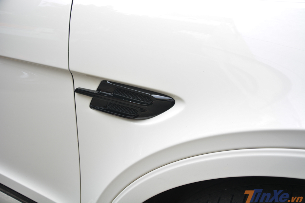 Tương tự là hốc gió bên hông cùng đôi cánh của Bentley Bentayga cũng được sơn lại thành màu đen.