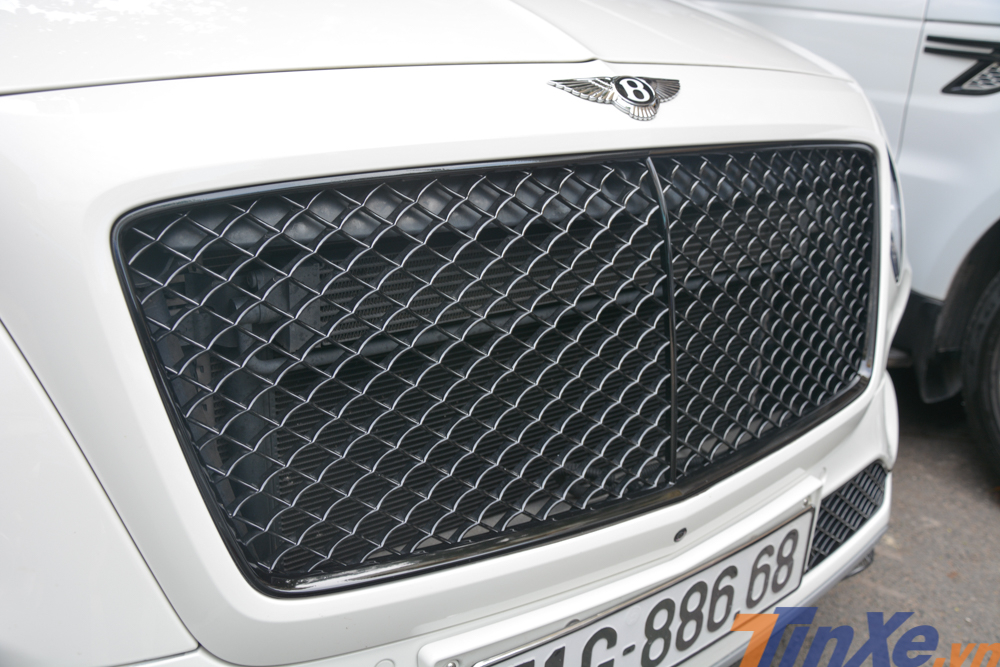 Chưa hết, lưới tản nhiệt tổ ong mạ crôm bóng loáng trên chiếc SUV siêu sang Bentley Bentayga này cũng được nữ doanh nhân sơn lại màu đen mờ.