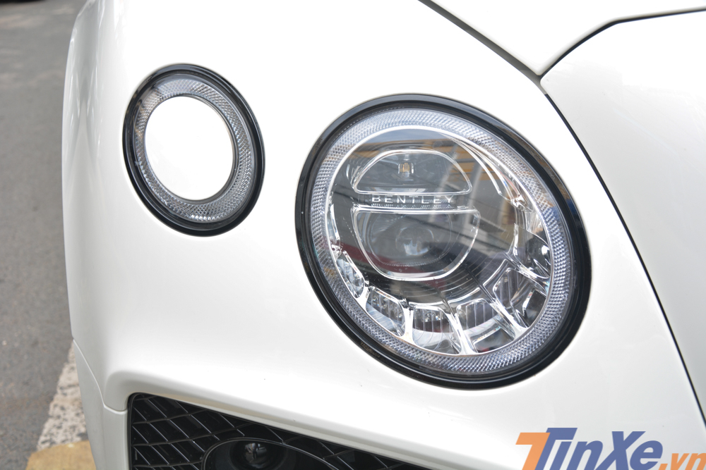 Cận cảnh đèn pha của SUV siêu sang Bentley Bentayga. Đôi mắt này còn có chế độ tự động rửa đèn pha cho xe. Mẫu xe này có đèn pha LED.