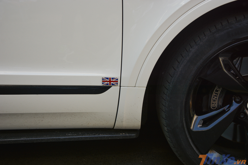 Ở ngoại hình, Bentley Bentayga First Edition có sự khác biệt với logo cờ Anh Union Jack nhỏ hai bên sườn xe