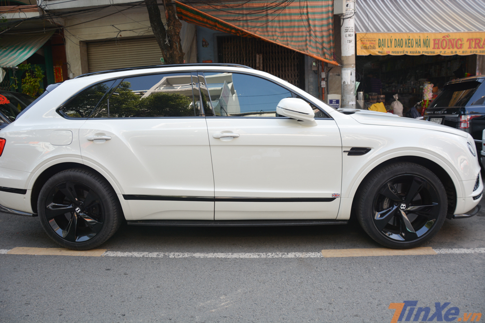 chiếc SUV siêu sang Bentley Bentayga tham gia vào buổi rước dâu và đám cưới con gái Minh Nhựa thuộc sở hữu của một nữ doanh nhân