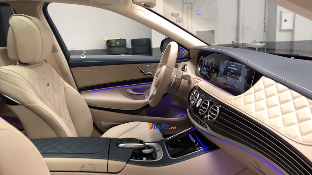 Phần nội thất của Mercedes-Maybach S560 4Matic không chỉ thu hút khách hàng bởi thiết kế sang trọng mà còn bởi những tiện nghi cao cấp Phần nội thất của Mercedes-Maybach S560 4Matic không chỉ thu hút khách hàng bởi thiết kế sang trọng mà còn bởi những tiện nghi cao cấp