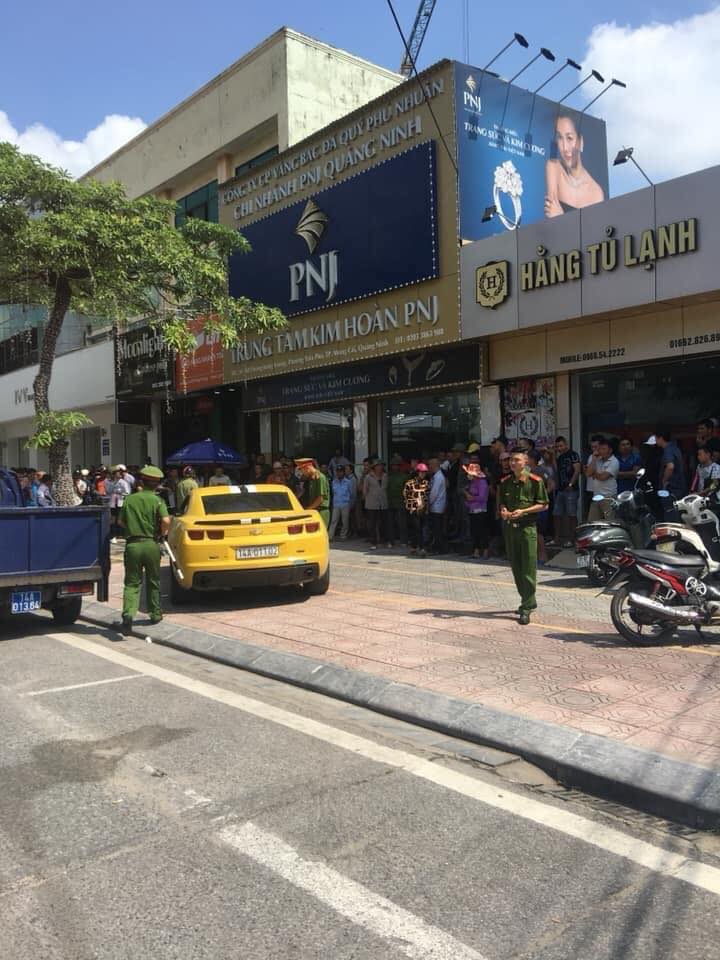 Chiếc xe bỏ chạy đến khu vực trước cửa tiệm kim hoàn PNJ thì dừng lại