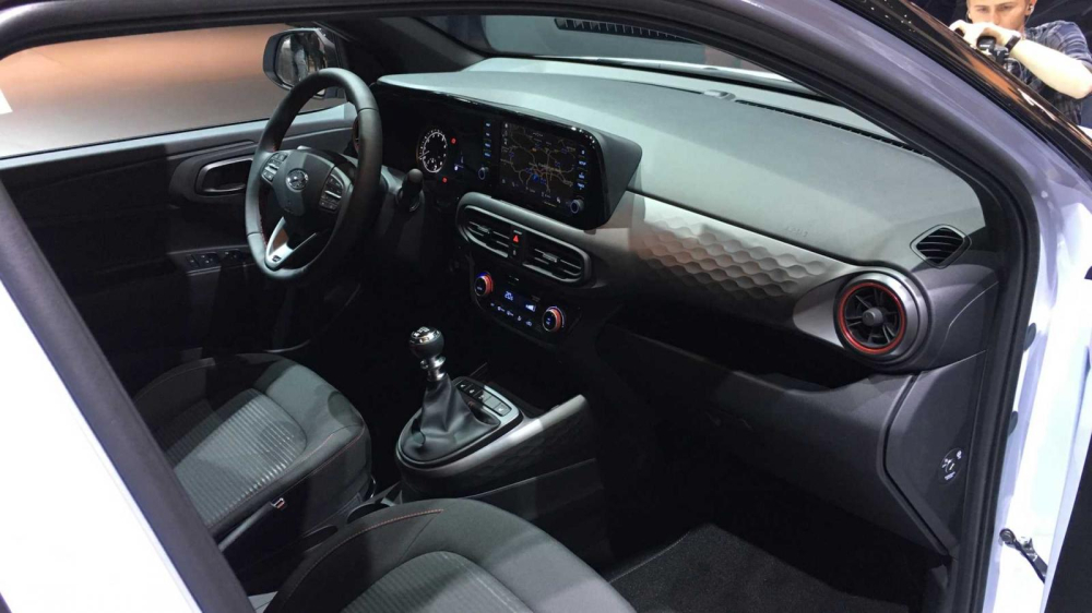 Nội thất của Hyundai i10 N Line 2020 cũng có một số chi tiết màu đỏ, tạo sự tương phản thể thao Nội thất của Hyundai i10 N Line 2020 cũng có một số chi tiết màu đỏ, tạo sự tương phản thể thao
