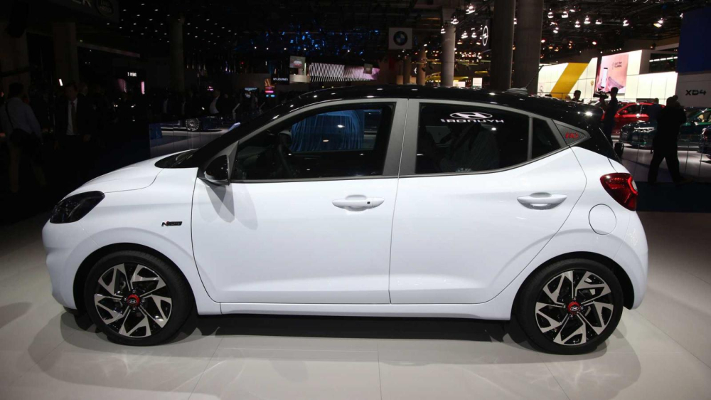 Bên sườn của Hyundai i10 N Line 2020 có bộ vành 16 inch dành riêng cho mẫu xe này Bên sườn của Hyundai i10 N Line 2020 có bộ vành 16 inch dành riêng cho mẫu xe này