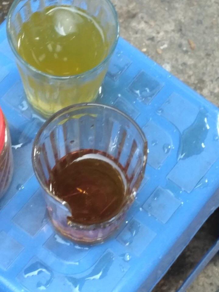 Cốc trà đá bị vỡ vì mảnh thủy tinh văng trúng Cốc trà đá bị vỡ vì mảnh thủy tinh văng trúng