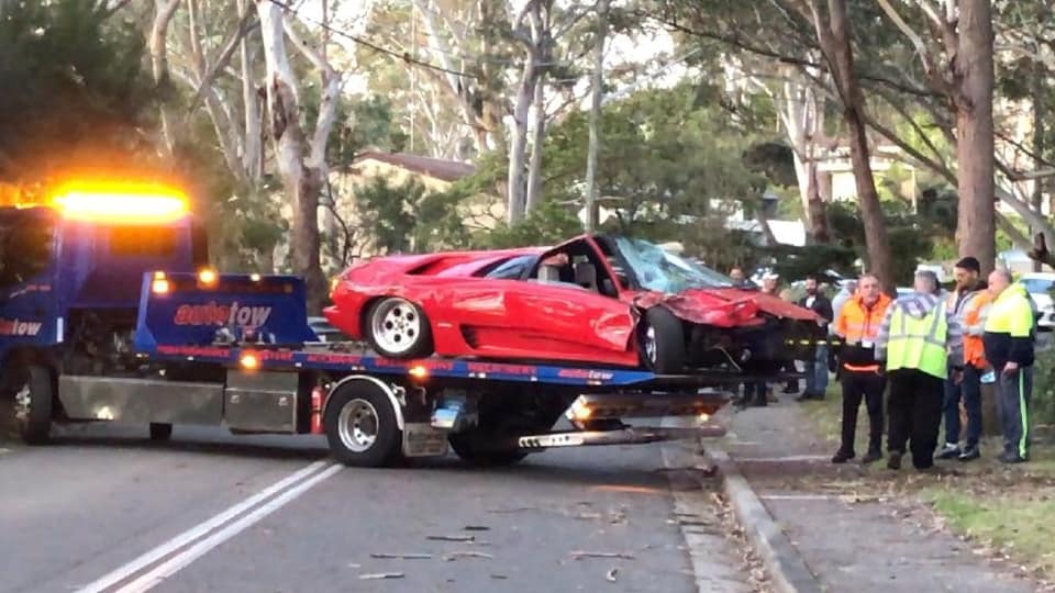 Chiếc siêu xe Lamborghini Diablo được đưa lên xe cứu hộ Chiếc siêu xe Lamborghini Diablo được đưa lên xe cứu hộ